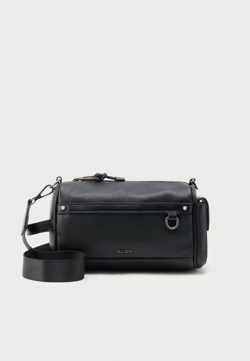 Čierna kabelka cez rameno z umelého kože s valcovitým tvarom, textúrovaným povrchom, nastaviteľným popruhom a strieborným kovovým detailom na boku.