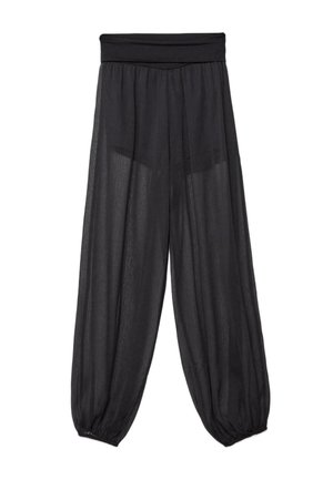 Črne lahke hlače z zbranim pasom, zračen kroj in elastičnimi robovi na gležnjih; polprosojen material z nežno teksturo.