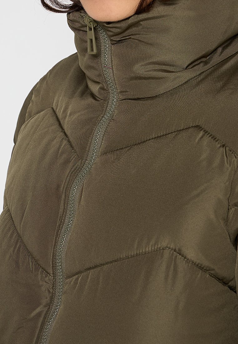 Olivgrüne Daunenjacke mit hohem Kragen, ausgestattet mit einem vertikalen Reißverschluss und einem gezipfelten Design für Isolierung und Wärme.