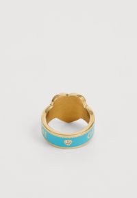 Goldfarbener Ring mit einem Türkisband, der die Worte "LIEBE" und "GU" in goldener Schrift sowie einen herzförmigen Kristallakzent zeigt.