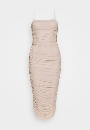 Vestido midi beige sin mangas con tirantes finos y detalles fruncidos a lo largo de todo el cuerpo para una silueta ajustada.