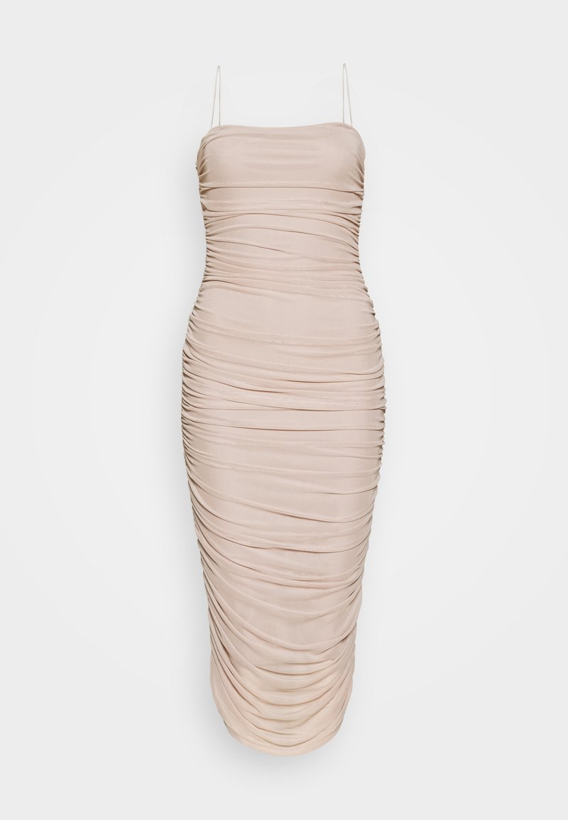 Robe midi beige sans manches avec fines bretelles et détails froncés sur tout le corps pour une silhouette ajustée.