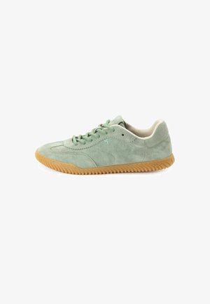 Lichtgroene suède sneaker met een afgeronde neus, vetersluiting aan de voorkant en een getextureerde zool van gumrubber. Heeft strakke lijnen en minimale details.