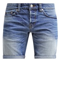 Shorts de mezclilla con un lavado descolorido, dobladillos enrollados y bolsillos frontales. Presenta un botón plateado y detalles de costura en contraste.