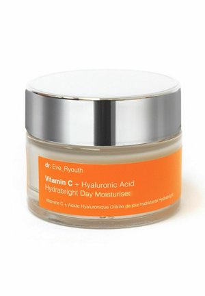 Klares Glasgefäß mit einem silbernen Deckel; auf dem orangefarbenen Etikett steht "Vitamin C + Hyaluronsäure Hydrabright Tagescreme." Cremige Textur sichtbar.