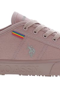 Baskets en toile rose clair avec surface texturée, présentant une rayure arc-en-ciel, un logo gris et une épaisse semelle en caoutchouc avec du texte en relief.