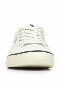 Sneaker di tela bianca con lacci bianchi, bordatura nera sulla suola e logo ricamato nero sulla linguetta e sul lato.