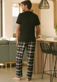 Next SHORT SLEEVE  SET - REGULAR FIT - Nattplagg set - black brown