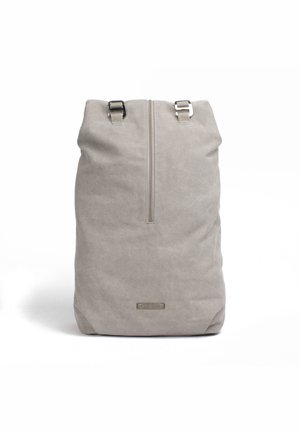 Zaino in tessuto grigio chiaro con chiusura superiore a zip, spallacci regolabili e dettagli in metallo. Design semplice e minimalista.