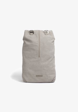 Zaino in tessuto grigio chiaro con chiusura superiore a zip, spallacci regolabili e dettagli in metallo. Design semplice e minimalista.