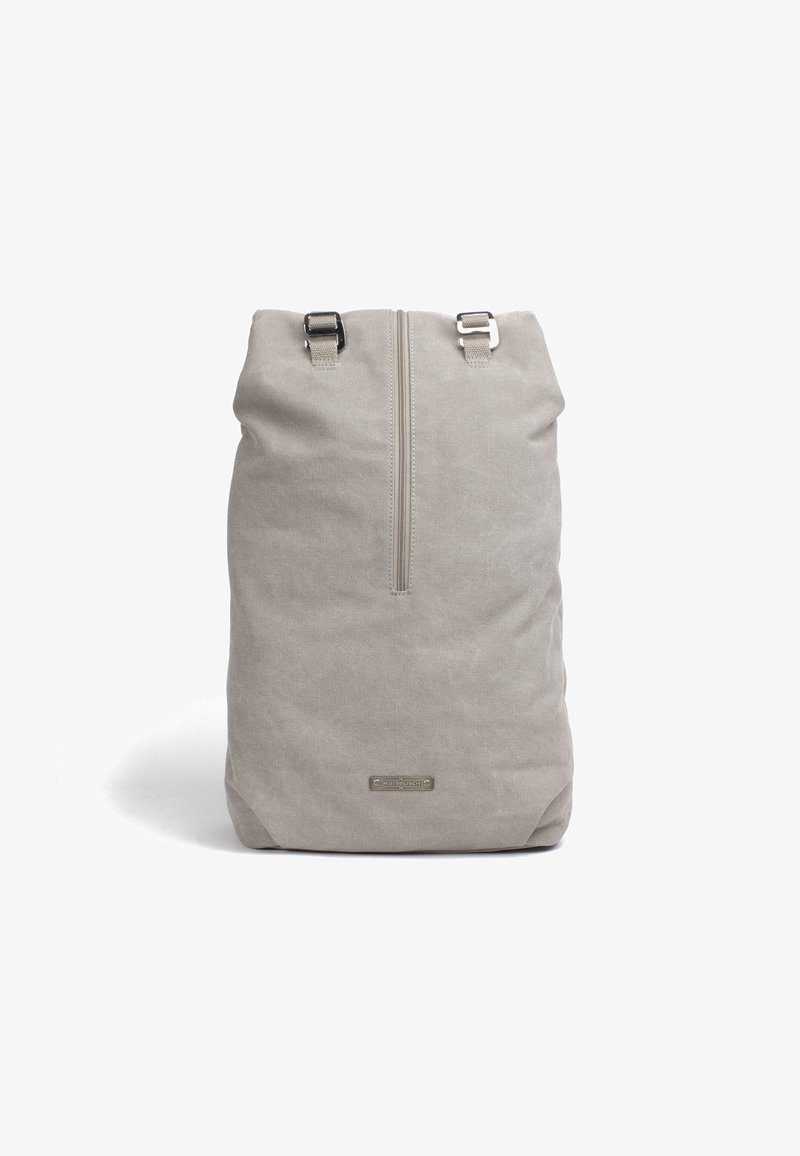 Zaino in tessuto grigio chiaro con chiusura superiore a zip, spallacci regolabili e dettagli in metallo. Design semplice e minimalista.