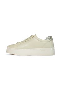 Sneaker color crema con parte superiore in pelle liscia, copertura del tallone in metallo argentato e punta rotonda. Presentano lacci tono su tono e una suola in gomma piattaforma.