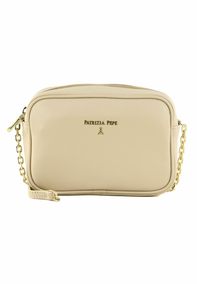 Bolso cruzado de cuero beige con correa de cadena dorada y cremallera, con detalle de logo en relieve en la parte frontal y textura suave.