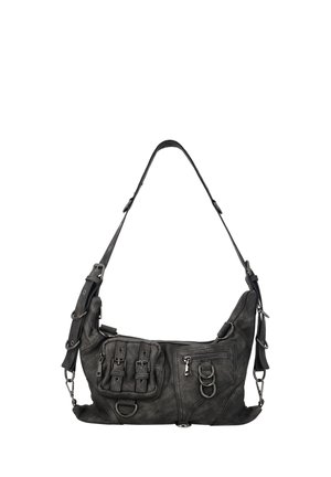 Sort skuldertaske i læder med justerbar rem, frontlommer med spænder og lynlås samt dekorative metalringe.