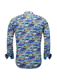 Overhemd met knopen, versierd met een kleurrijk patroon van verschillende auto's in blauw, oranje en zwart op een lichte achtergrond. Lange mouwen met manchetdetails.