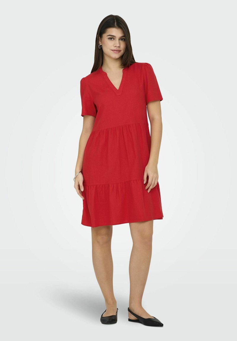 Vestido rojo de manga corta con escote en V y falda acampanada. Está hecho de una tela ligera y presenta un diseño sencillo y casual.