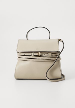 Beige Lederhandtasche mit einem strukturierten Design, Klappenoberseite, Oberhandgriff und verstellbarem Schulterriemen. Mit goldfarbenen Beschlägen und Gürteldetails.