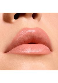 Primo piano di labbra morbide e lisce con una tonalità rosa chiaro. La superficie appare leggermente lucida, mostrando un aspetto naturale senza trucco pesante.