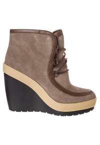Stivale a zeppa in scamosciato grigio con punta arrotondata, dettagli in pelle marrone e suola in gomma testurizzata. Include lacci e una suola piattaforma alta.