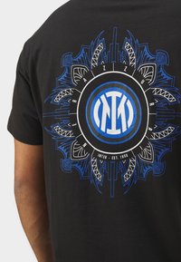 Legacies INTER MILANO MAIOLICA TEE - Sporto klubų atributika - black