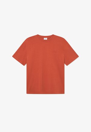 T-shirt z krótkim rękawem w ceglastym kolorze, wykonany z bawełny. Okrągły dekolt, luźny krój, z subtelnym haftem marki na piersi.