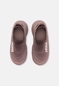 HOKA RESTORE - Polobotky - smoky quartz/quartzite