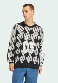 Černý a šedý sportovní dres s dlouhými rukávy, s bílými čísly "03", logem Adidas a malým emblémem na hrudi.