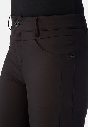 Schmale schwarze Hosen aus glattem Material, mit vorderen Taschen, Gürtelschlaufen und einem Frontknopfverschluss. Präzise Nähte sind sichtbar.