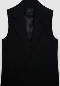 Gilet noir sans manches avec une coupe ajustée, des revers crantés, deux poches avant et une fermeture à un seul bouton. Intérieur doublé avec étiquette.