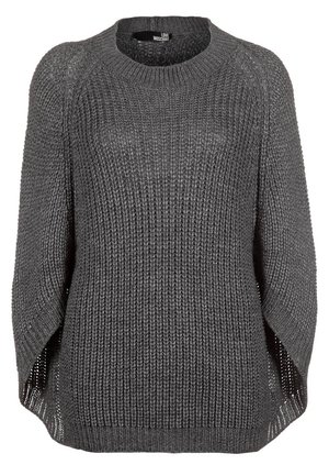 Dunkelgrauer grob gestrickter Pullover mit Rundhalsausschnitt und lockerer Passform, mit Wollstruktur und offenen Strickdetails an den Seiten.