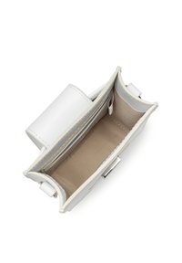 Borsa a mano bianca in pelle con interno beige. Presenta una forma rettangolare, una texture liscia e una chiusura a scatto magnetica. Compartimenti interni visibili.