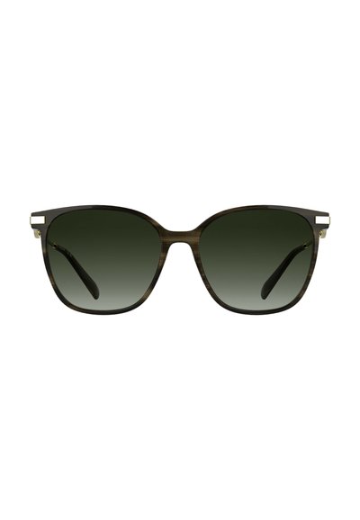 Lunettes de soleil œil de chat avec des verres teintés vert foncé et une monture brun transparent. Présentent des accents dorés subtils près des charnières.