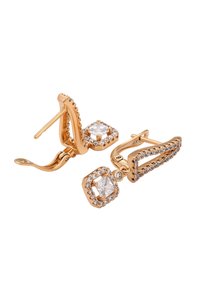 Goudkleurige oorbellen met vierkante studs met heldere kristallen, gezet in een gestructureerde bezel, en langwerpige, gebogen haken voor een veilige bevestiging.