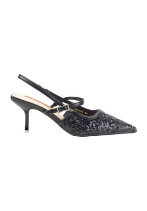 Tacones negros tipo slingback con puntera afilada, adornos de lentejuelas, ribete de cuero en contraste y un delgado tacón de aguja con acentos plateados.