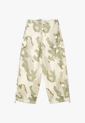 Locker sitzende Cargohose mit beigem und hellgrünem Camouflage-Muster, Taillenbund mit Kordelzug, Seitentaschen und verstellbaren Saumbündchen am Knöchel.
