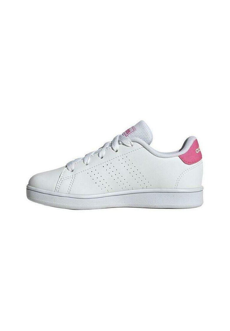 Zapatilla de piel blanca con detalle en rosa en el talón, puntera redonda y cinco ojales para los cordones. Presenta un diseño perforado en los laterales.