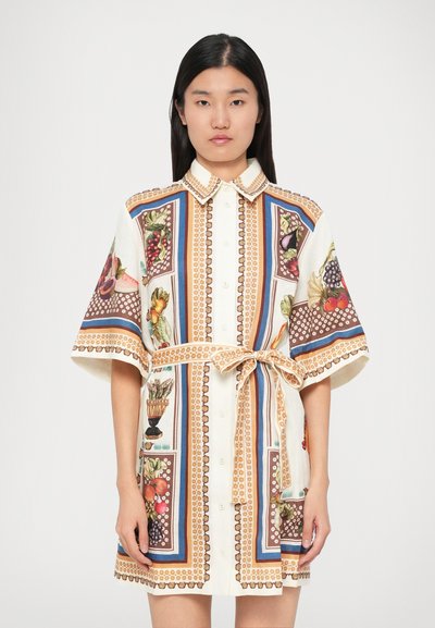 Vestido camisa de manga corta con un estampado colorido de frutas y flores, cierre de botones y cinturón en la cintura, fabricado en un tejido ligero y texturizado.