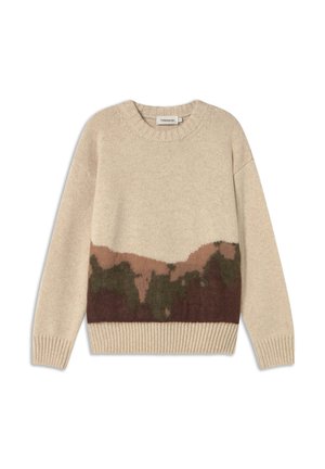 Beige strikket sweater med rund hals og abstrakt mønster i brune, grønne og mørk maroon nuancer langs den nederste front samt ribbede manchetter og kant.