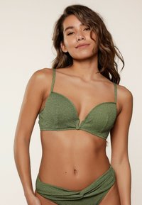 Top bikini verde texture con spalline regolabili, supporto con ferretto e dettaglio a forma di chiave al centro.