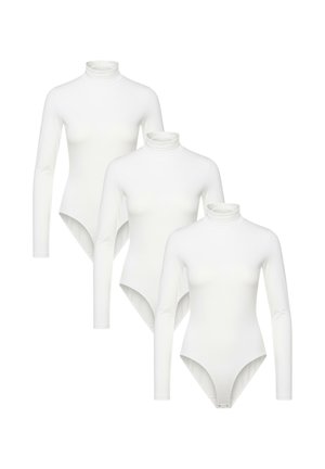 Drie identieke witte bodysuits met lange mouwen en coltruien, elk met drukknopen, overlappend gerangschikt op een witte achtergrond.