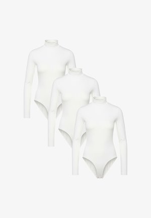 Drei identische weiße langärmelige Rollkragenbodys mit Druckknöpfen, übereinander auf einem weißen Hintergrund angeordnet.