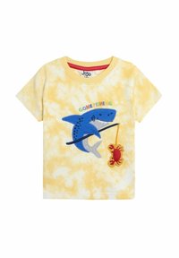 Rumena majica s kratkimi rokavi v tie-dye slogu, ki prikazuje modrega morskega psa, ki lovi rdečo rakovico, z besedilom "ODŠEL RIBARITI" zgoraj. Mehko bombažno blago.