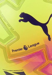 Kirkkaan keltainen ja vaaleanpunainen jalkapalloa, jossa on musta Puma-logo ja Valioliiga-teksti leijonavaakunan kanssa.