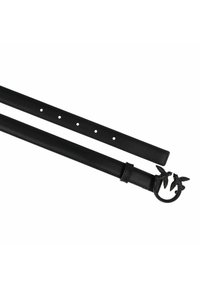 Čierny kožený opasok s hladkým povrchom, vybavený okrúhlou prackou so vzorom dvoch vtákov a niekoľkými regulačnými dierkami pozdĺž remienka.