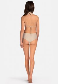 Beżowy zestaw bikini z topem na halter, związanym z tyłu, oraz majtkami o wysokim stanie. Gładka struktura z minimalistycznym wzorem.