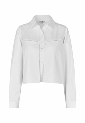 White cropped shirt made of cotton, featuring a collared neckline, long sleeves, two chest pockets, and button closures. Smooth texture.