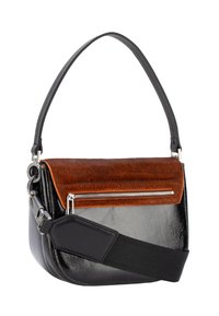 Bolso bandolera de cuero negro y marrón con textura suave, bolsillo frontal con cremallera, correa ajustable y diseño de bloques de color contrastante.