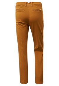 Bruna bomullsbukser med smal passform, med två bakfickor och en slät yta. Designen inkluderar diskreta sömnadsdetaljer.