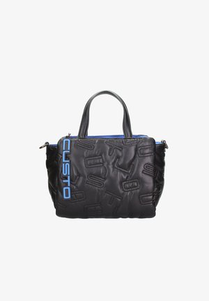 Borsa a mano in pelle nera con lettering in rilievo, dettaglio della cerniera blu e doppi manici. Design compatto con superficie testurizzata.