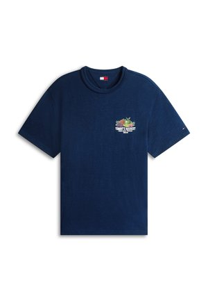 Μπλε ναυτικό κοντομάνικο μπλουζάκι με μικρό πολύχρωμο γραφικό φρούτων και λαχανικών και κείμενο "Tommy's Market Fresh Local Produce" στο στήθος.